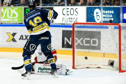 HV71s Henrik Borgström och MoDos målvakt Lassi Lehtinen