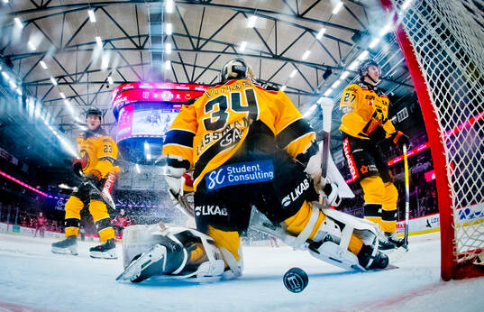 Luleås Jesper Sellgren, målvakt Joel Lassinantti och