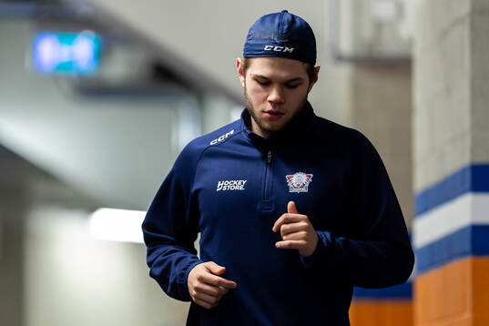 Linköpings målvakt Jesper Myrenberg värmer upp
