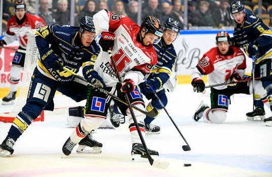 HV71s Tommi Tikka och Örebros Mathias Bromé