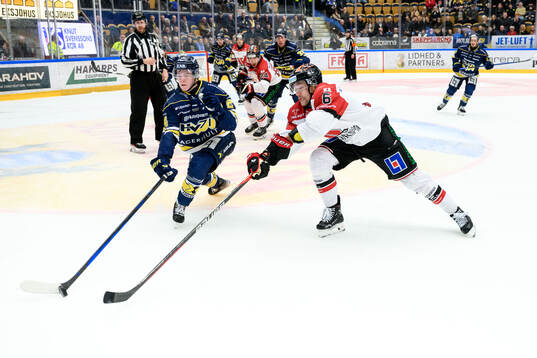 HV71s Oscar Fisker Molgaard och Örebros Filip Berglund
