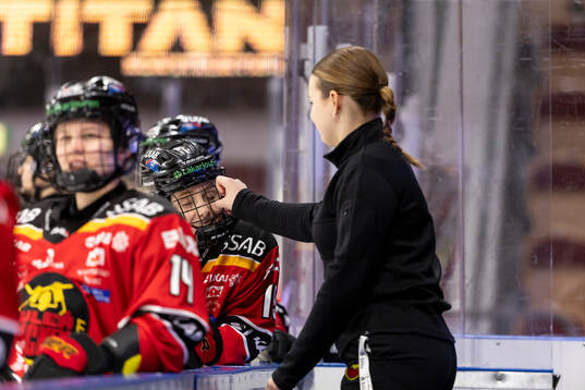 Luleå/MSSKs materialförvaltare Madeleine Winsa och Stella