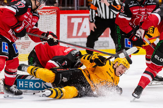 Skellefteås Pär Lindholm oroar framför Örebros målvakt
