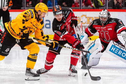 Skellefteås Dylan Sikura oroar framför Örebros Samuel