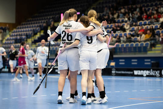 Lunds Nellie Karlsson och Minna Karlsson jublar