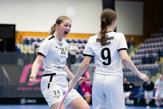 Lunds Nellie Karlsson och Minna Karlsson jublar