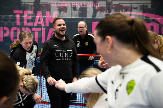 Lunds huvudtränare Pontus Kozan jublar