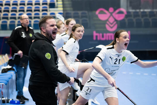 Lunds huvudtränare Pontus Kozan jublar