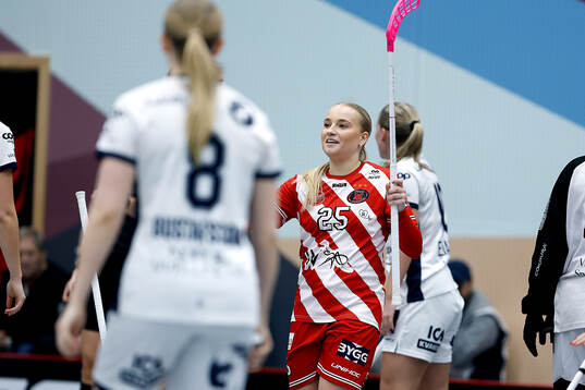 Pixbos Thea Löfborg jublar