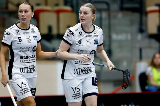 Warbergs Filippa Löfborg och Julia Gustafsson jublar
