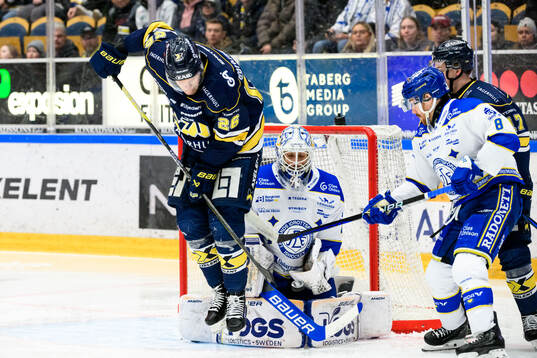 HV71s Tommi Tikka och Leksands målvakt Mantas Armalis
