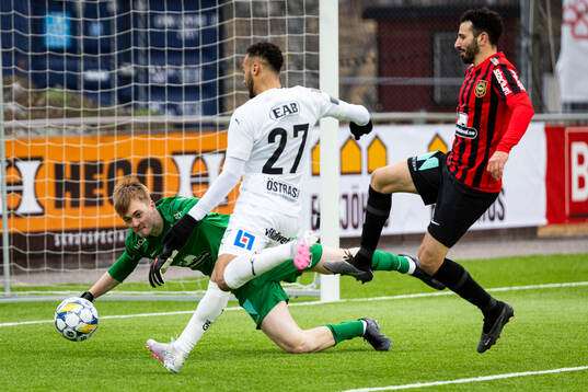 Brommapojkarnas målvakt Lucas Bergström och Halmstads