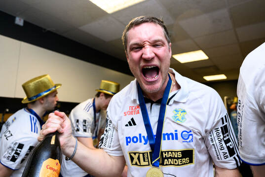 Ystad IFs tränare Oscar Carlén jublar i omklädningsrummet
