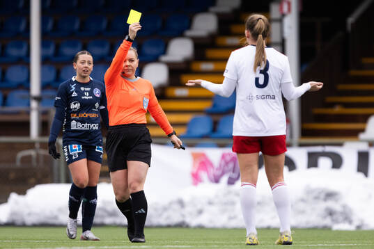 FC Rosengårds Gudrun Arnardottir tilldelas gult kort