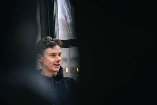 Löparen Samuel Pihlström blir intervjuad