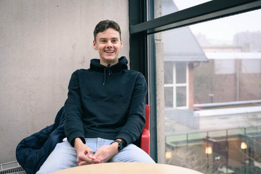 Löparen Samuel Pihlström blir intervjuad