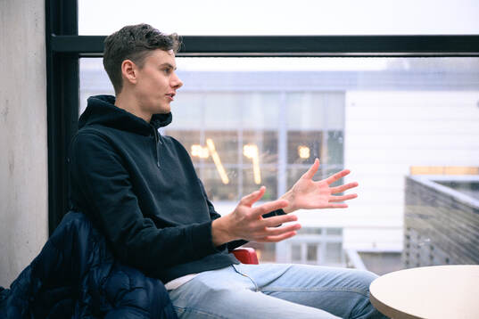 Löparen Samuel Pihlström blir intervjuad