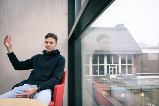 Löparen Samuel Pihlström blir intervjuad