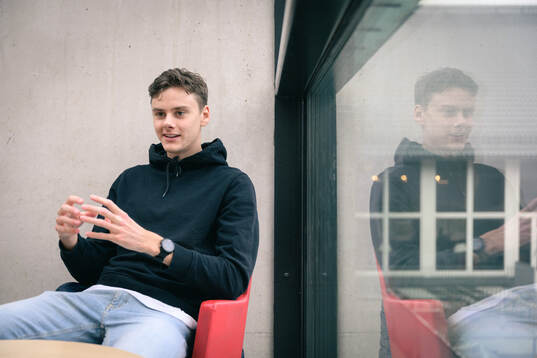 Löparen Samuel Pihlström blir intervjuad