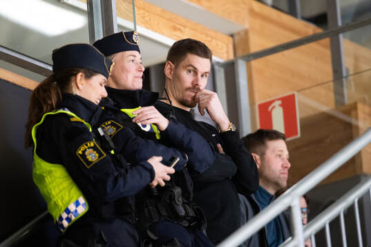 Örebros Emil Larsson på läktaren