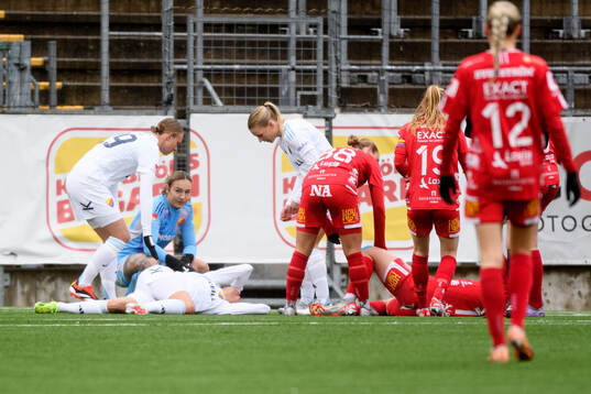 Djurgårdens Beata Kollmats och Örebros Molly Johansson