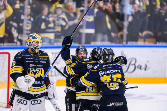 HV71s Victor Sjöholm jublar