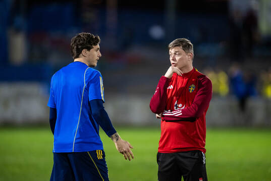 Victor Nilsson Lindelöf and head coach Jon Dahl Tomasson