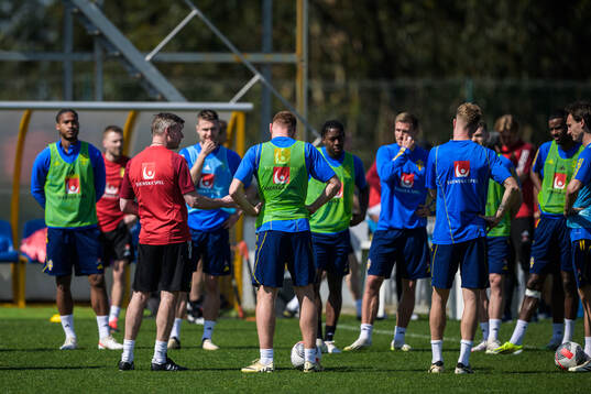 Head coach Jon Dahl Tomasson talking to players of the