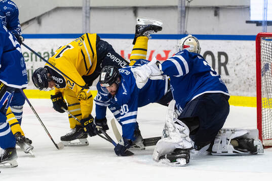 Södertäljes Viktor Liljegren mot Karlskogas Rikard Olsén