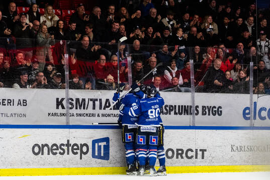 Karlskogas Gustaf Thorell jublar med lagkamrater