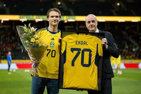 Former player Albin Ekdal with Fredrik Reinfeldt, president
