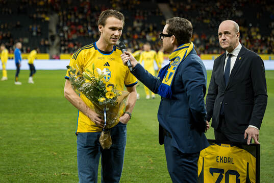 Former player Albin Ekdal with Fredrik Reinfeldt, president