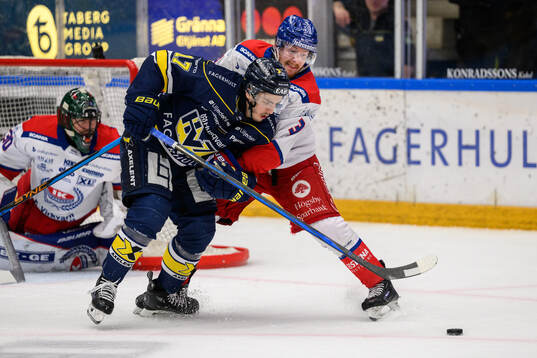 HV71s Isac Brännström och Oskarshamns Niclas Burström