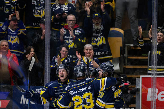HV71s Nicholas Shore jublar med lagkamrater
