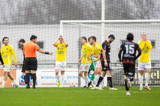 Domare Kastriot Gerxhaliu blåser straff