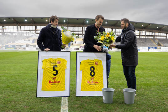 Adam Eriksson och Tobias Helldén avtackas utav sportchef