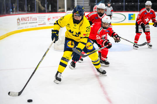 Bläddra bland fler bilder av 2024 IIHF Women's World Championship, day -4 Friendly Game, Switzerland - Sweden