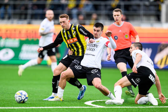 Häckens Julius Lindberg och Mjällbys Jesper Gustavsson