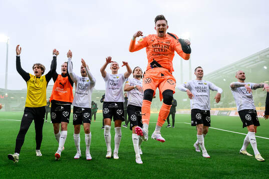 Mjällbys målvakt Noel Törnqvist jublar