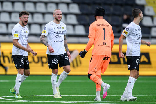 Mjällbys Colin Rösler, Adam Ståhl och målvakt Noel