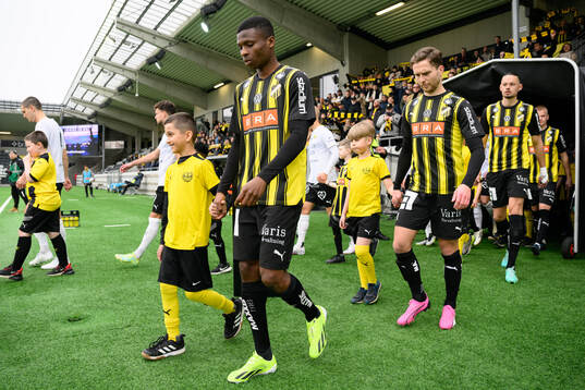 Häckens Akoua Romeo Amane och Adam Lundkvist går in på