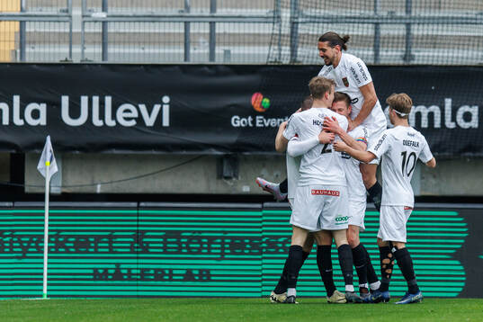 Brommapojkarnas Adam Skanning Jakobsen jublar med