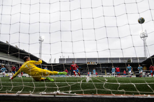 Helsingborgs Taylor Silverholt gör 0-1 bakom Gefles