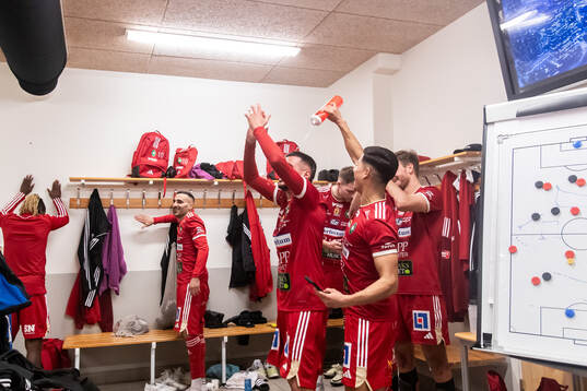 Skövde AIKs spelare jublar i omklädningsrummet