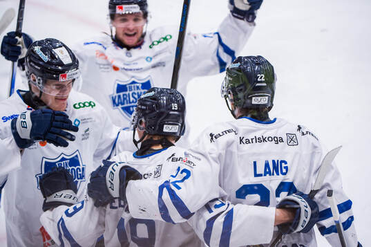 Karlskogas Andre Edvardsen Simen jublar med lagkamrater
