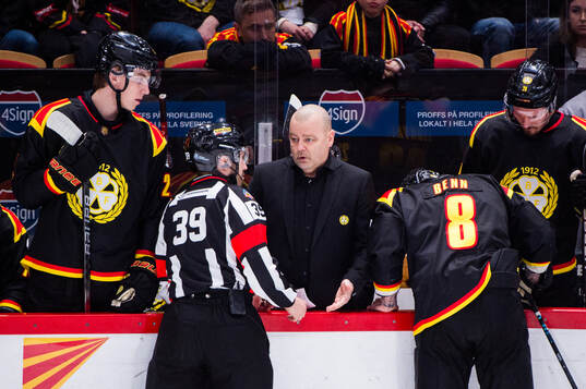 Domare Mattias Enroth och Brynäs tränare Niklas Gällstedt