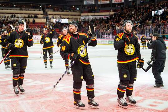 Brynäs Anton Rödin och Greg Scott jublar