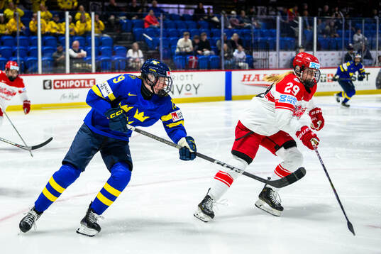 Sara Hjalmarsson of Sweden and Frederikke Foss of Denmark