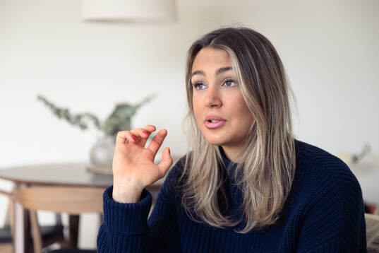 Sävehofs Emma Mihailovic blir intervjuad