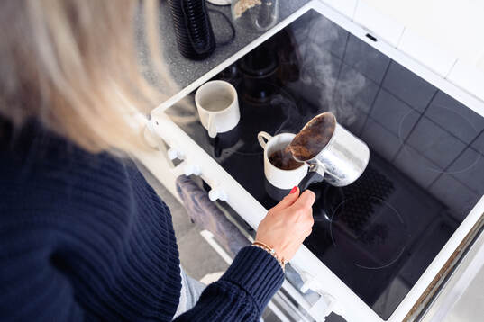 Sävehofs Emma Mihailovic kokar kaffe i sitt kök